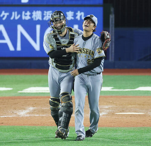 DeNA対阪神 完投勝利し阪神伏見寅威(左)と喜ぶ高橋遥人(撮影・宮地輝)
