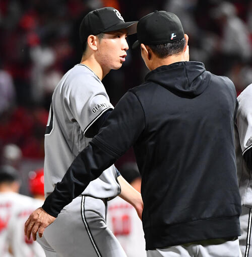 広島対巨人　今季4勝目を挙げた戸郷翔征（左）は橋上秀樹監督代行とタッチを交わす（撮影・岩下翔太）