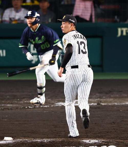 阪神対ヤクルト　8回表ヤクルト1死満塁、岩崎優（右）は赤羽由紘に2点適時打を浴びる（撮影・上田博志)