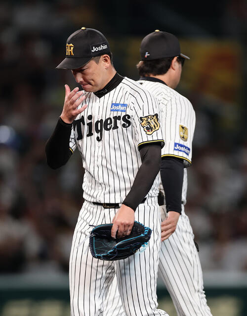 阪神対ヤクルト　8回表ヤクルト1死一、二塁、降板となった岩崎優（撮影・前田充）
