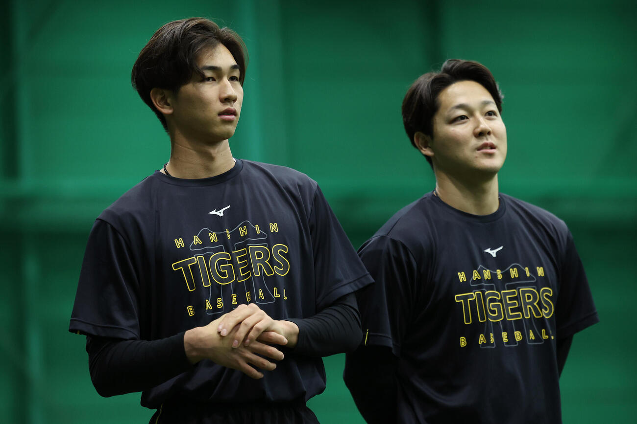 阪神対ヤクルト　練習に臨む阪神今朝丸裕喜（左）と木下里都（撮影・前田充）