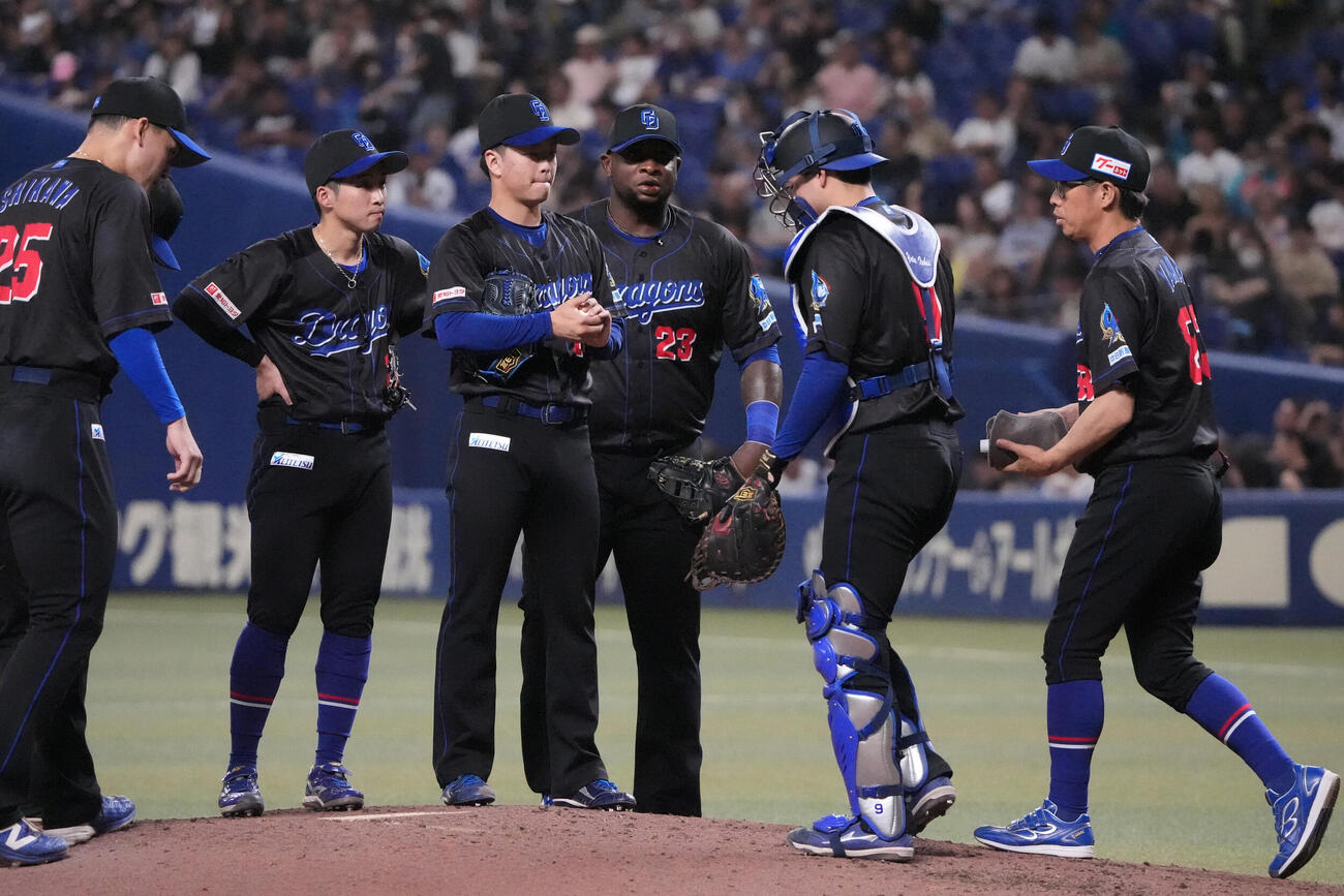 中日対DeNA 5回表DeNA1死二、三塁、マウンド上の桜井頼之介（中央）のもとに集まる中日ナイン（撮影・森本幸一）