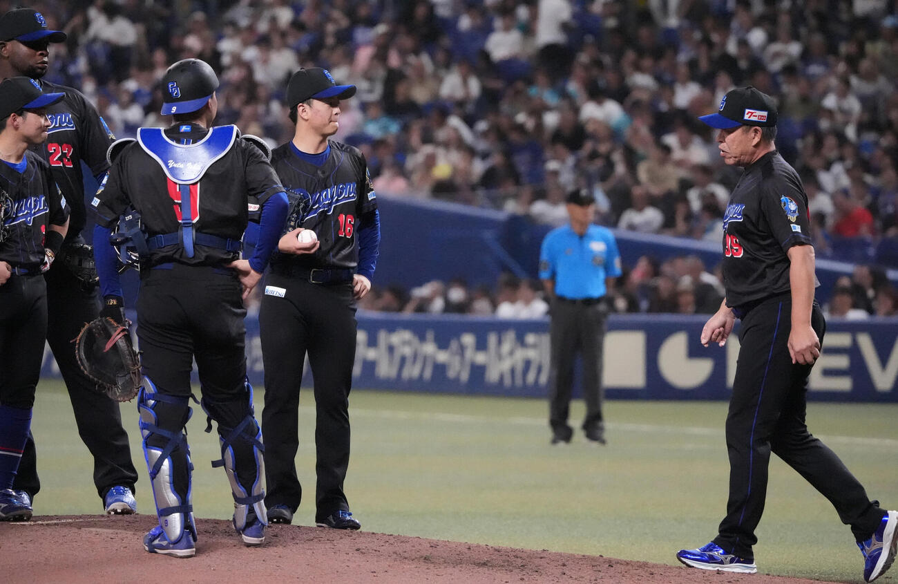 中日対DeNA 5回表DeNA1死満塁、中日先発の桜井頼之介（左から4人目）はマウンドを降りる（撮影・森本幸一）