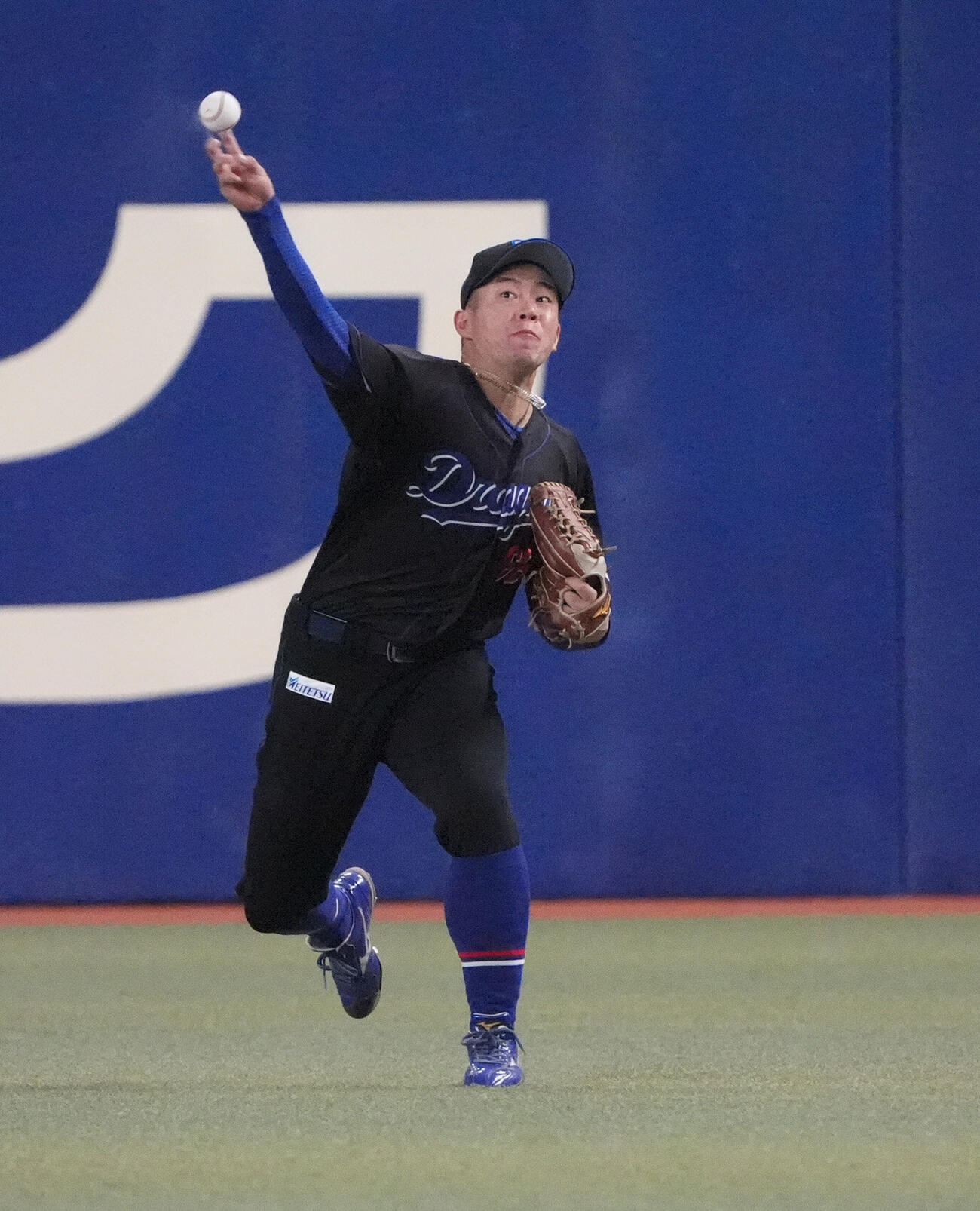中日対DeNA 7回表DeNA2死一、二塁、筒香嘉智の打球を捕球し本塁へ送球する鵜飼航丞（撮影・森本幸一）