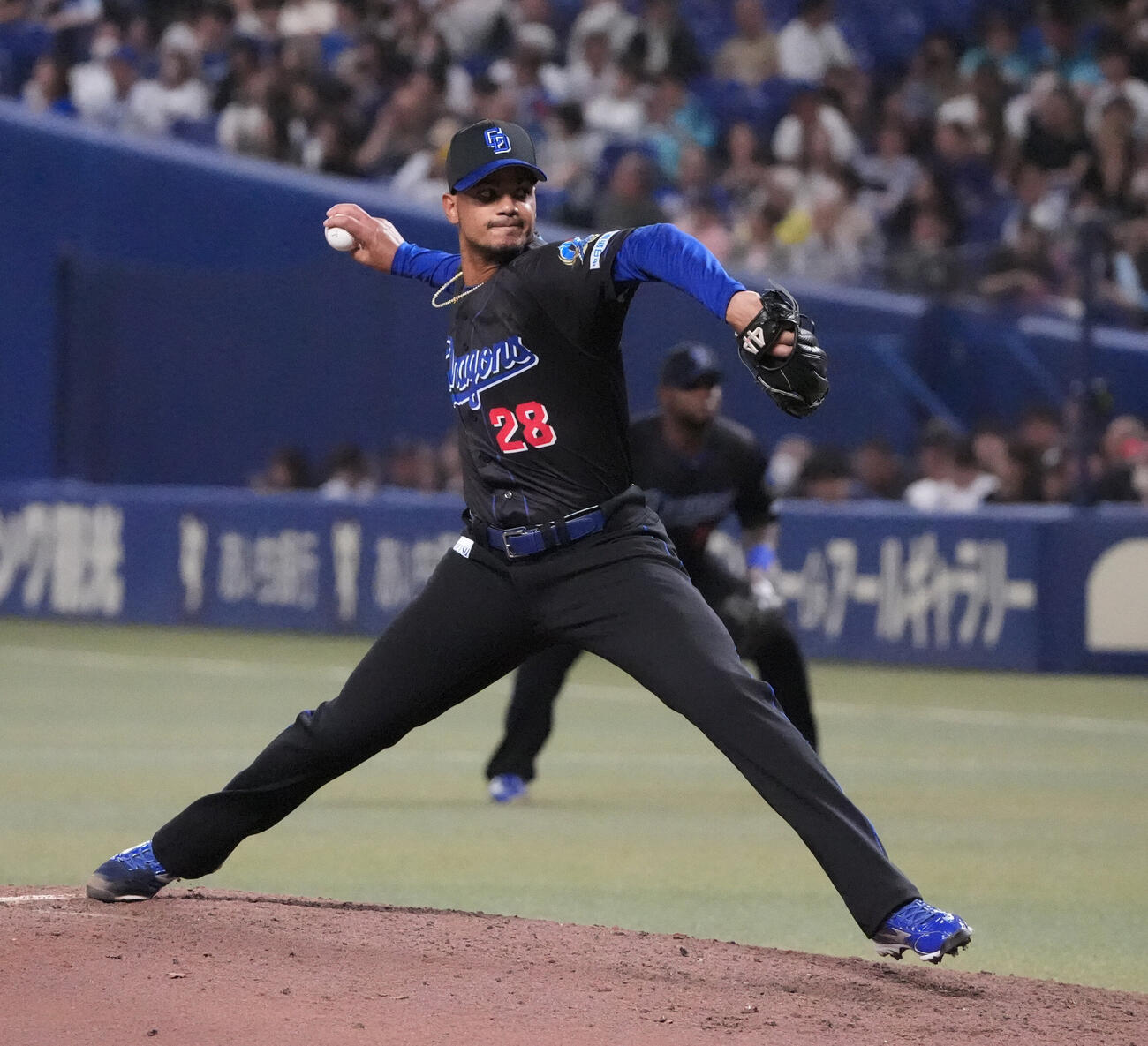中日対DeNA 8回表、中日4番手で登板するアルベルト・アブレウ（撮影・森本幸一）