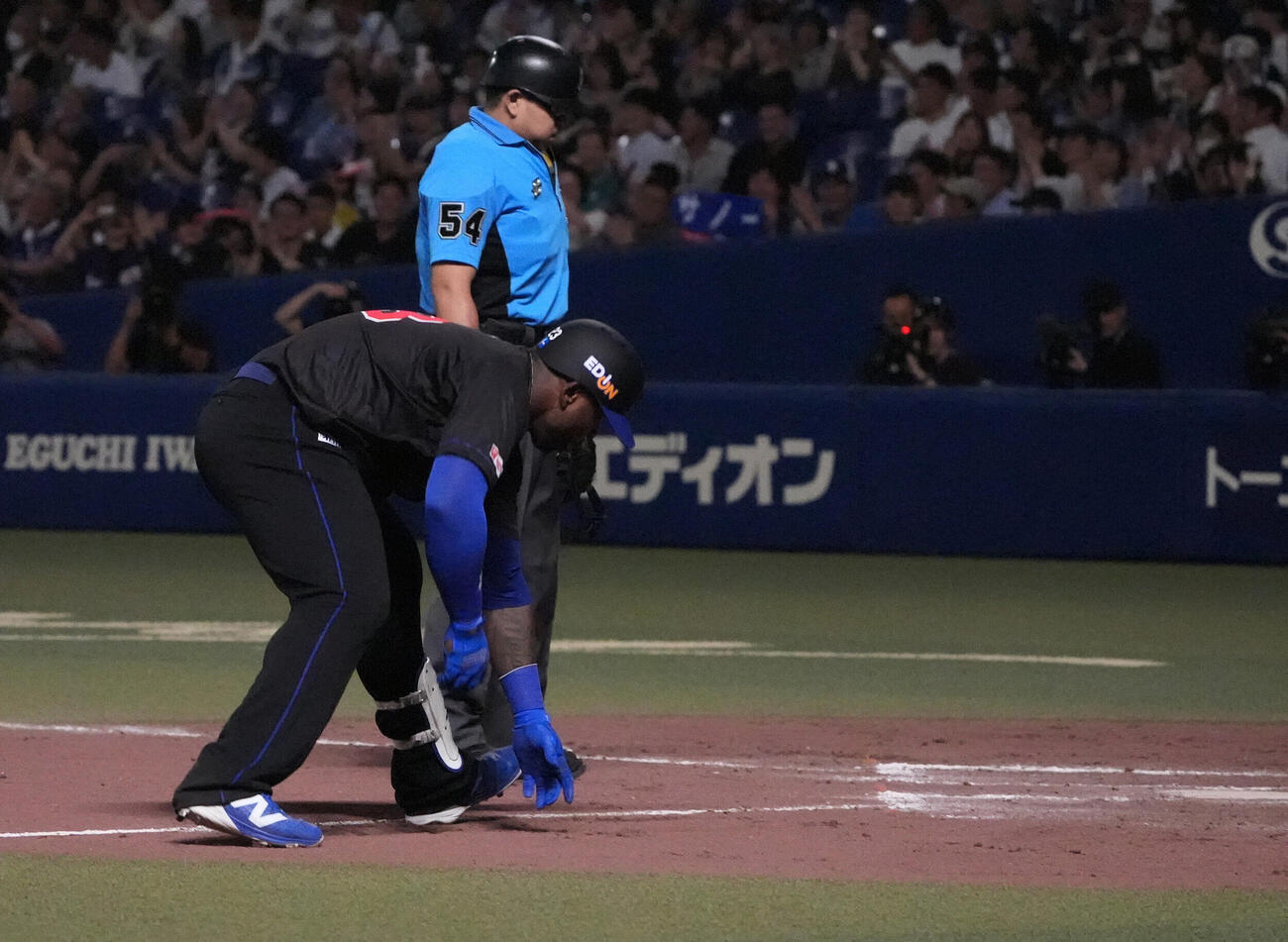 中日対DeNA 9回裏中日無死、ミゲル・サノー（左）は本塁打を放ちゴリラパフォーマンスで生還する（撮影・森本幸一）