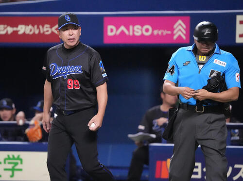 中日対DeNA 5回表DeNA1死満塁、井上一樹監督（左）は投手交代を告げる（撮影・森本幸一）