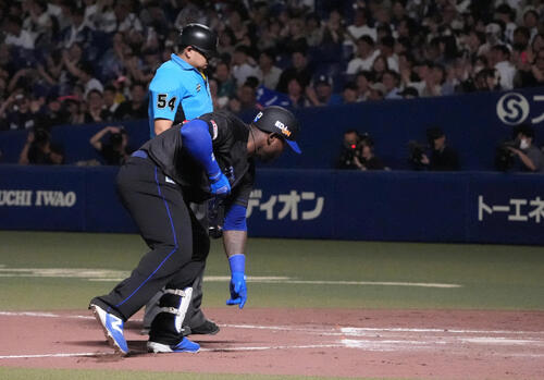 中日対DeNA 9回裏中日無死、ミゲル・サノー（左）は本塁打を放ちゴリラパフォーマンスで生還する（撮影・森本幸一）