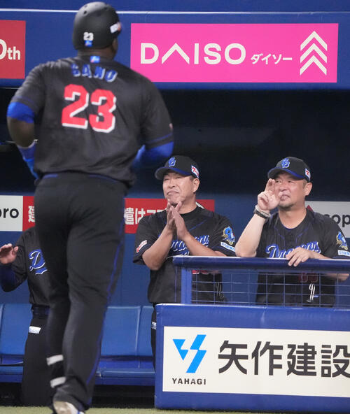 中日対DeNA 9回裏中日無死、井上一樹監督（中央）は本塁打を放ったミゲル・サノーを迎える（撮影・森本幸一）