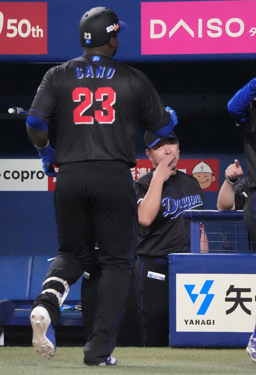 中日対DeNA 7回裏中日無死、井上一樹監督（右）は本塁打を放ったミゲル・サノーを迎える（撮影・森本幸一）