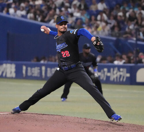 中日対DeNA 8回表、中日4番手で登板するアルベルト・アブレウ（撮影・森本幸一）