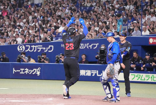 中日対DeNA 9回裏中日無死、ミゲル・サノー（左）は本塁打を放ち生還する（撮影・森本幸一）