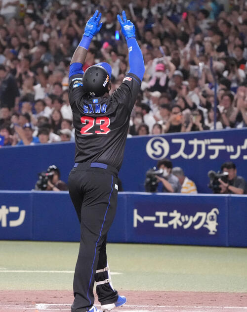中日対DeNA 7回裏中日無死、本塁打を放ち生還するミゲル・サノー（撮影・森本幸一）