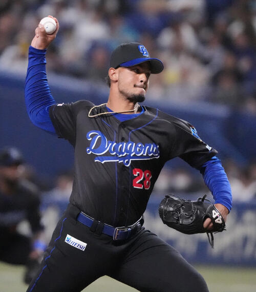 中日対DeNA 8回表、中日4番手で登板するアルベルト・アブレウ（撮影・森本幸一）