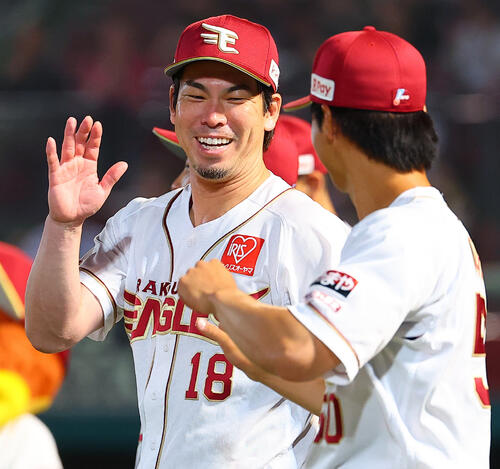 楽天対西武　日本復帰後初勝利を喜ぶ天前田健太（撮影・野上伸悟）