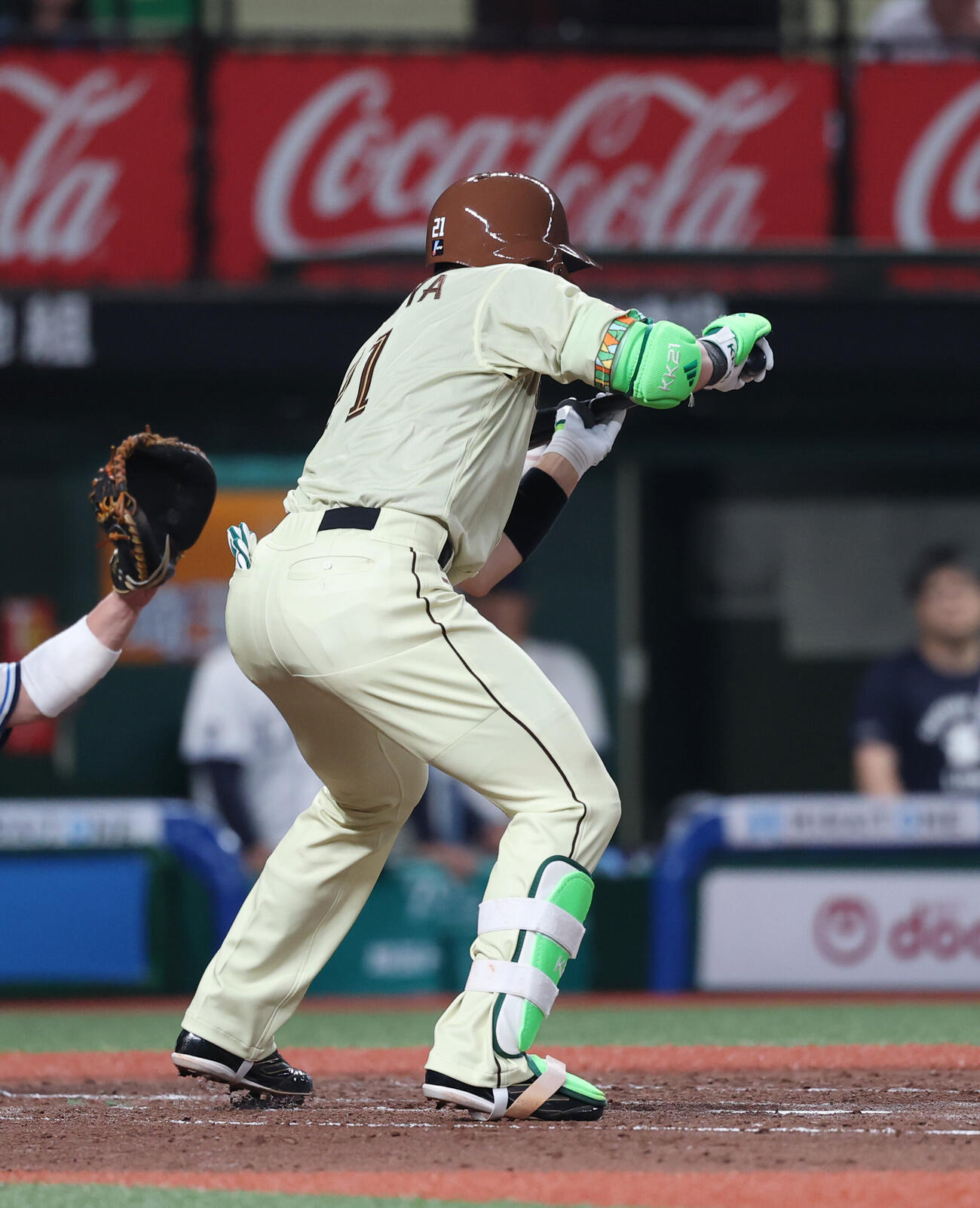 西武対日本ハム　4回表日本ハム無死一塁、バントの構えをする清宮幸太郎（撮影・増田悦実）