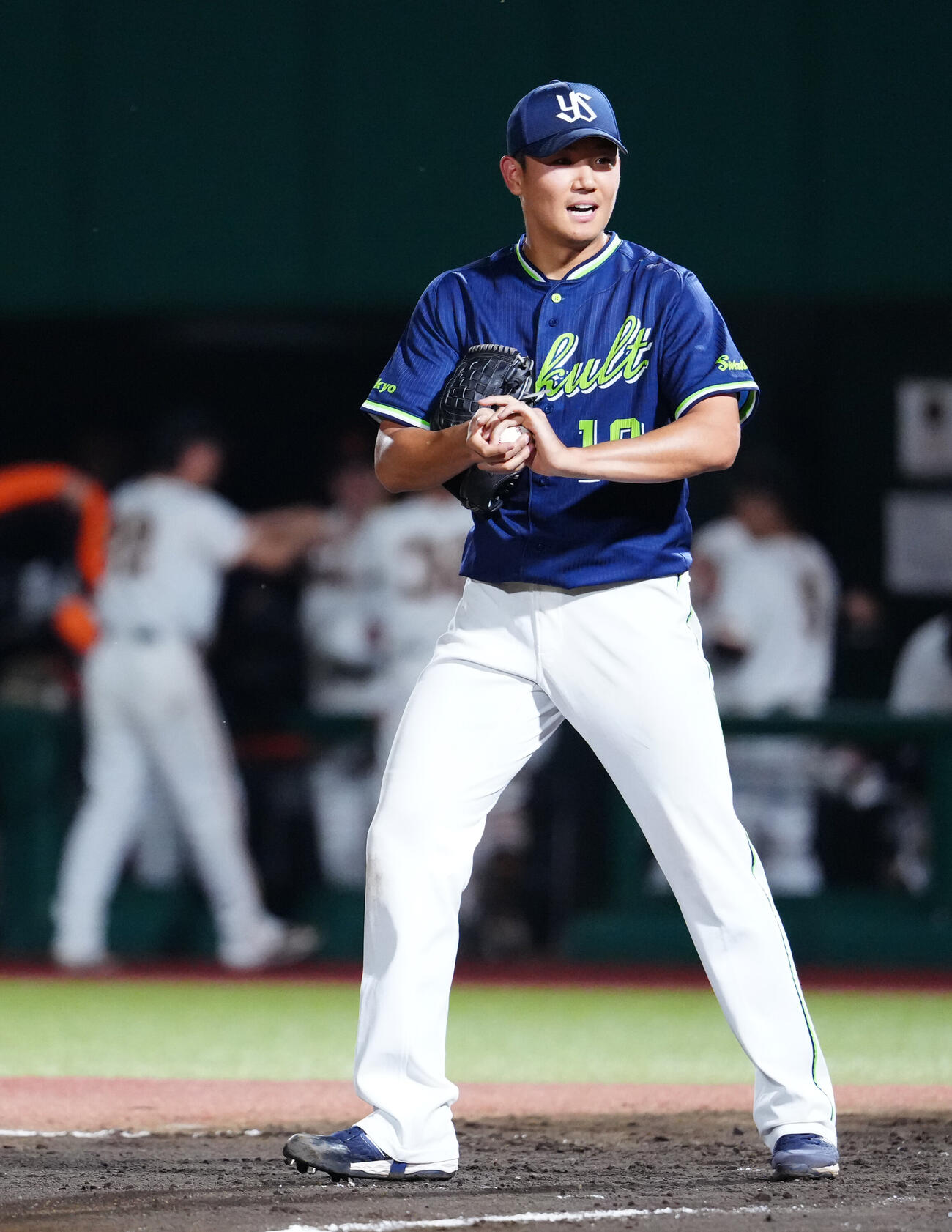 巨人対ヤクルト　7回裏巨人2死二塁、松本剛に適時打を浴びた奥川恭伸（撮影・江口和貴）