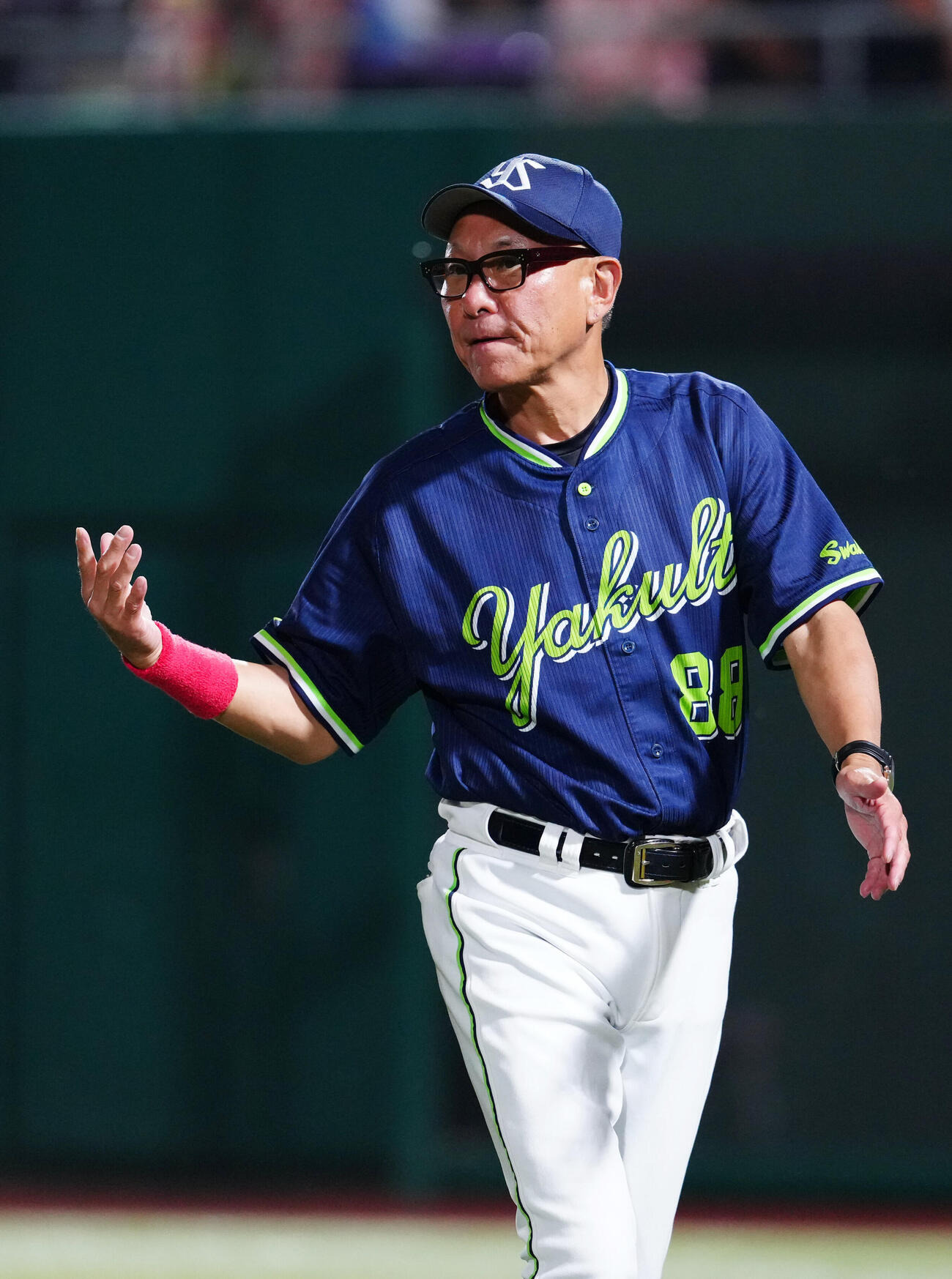 巨人対ヤクルト　6回裏開始前、選手交代を告げベンチに引き揚げるヤクルト池山隆寛監督（撮影・江口和貴）