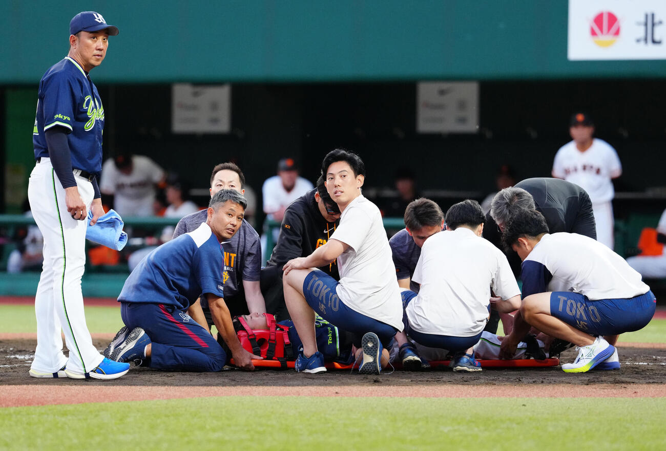 巨人対ヤクルト　2回表、死球を受けたヤクルト松下歩叶（撮影・江口和貴）