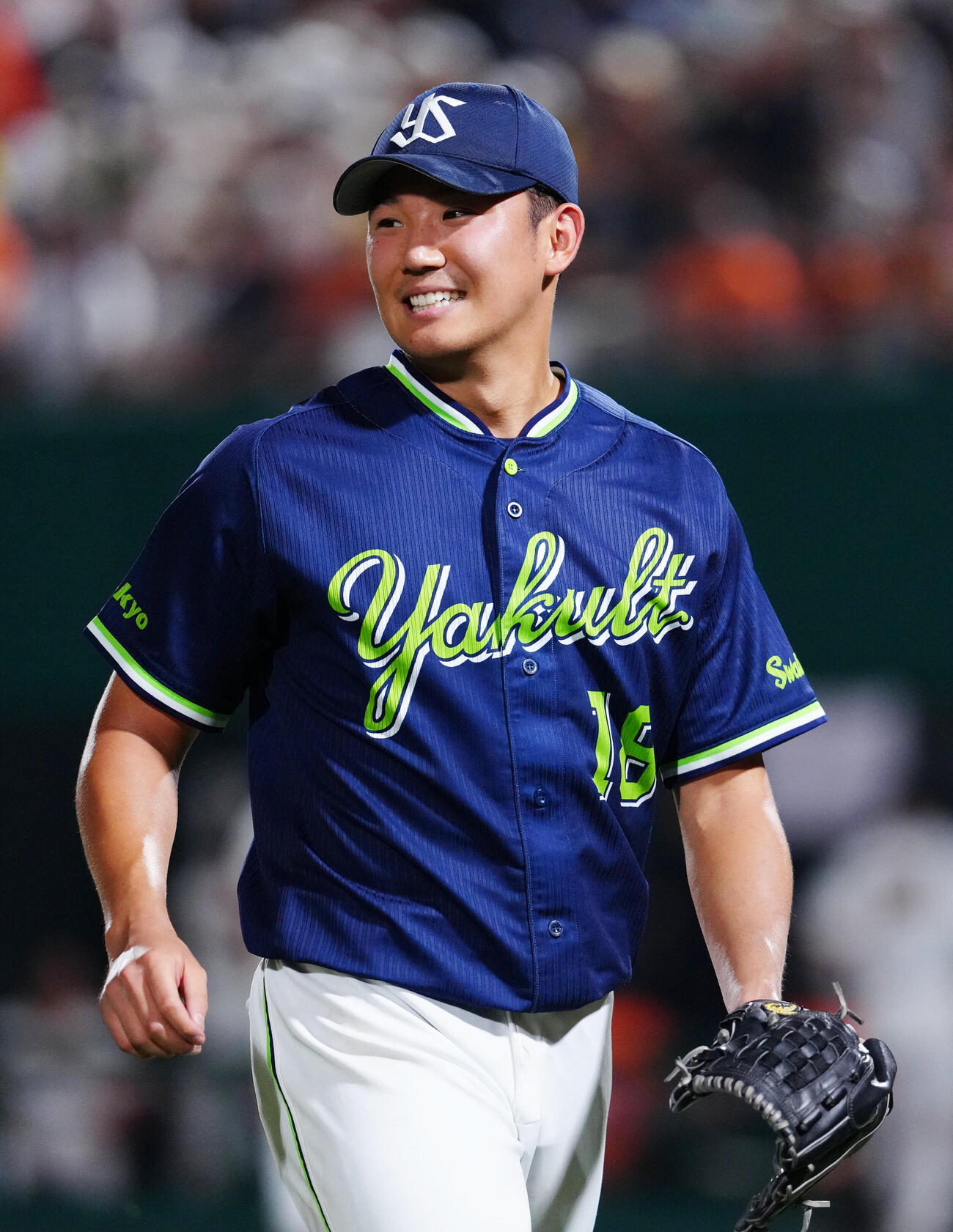 巨人対ヤクルト　5回裏終了後、ベンチに引き揚げるヤクルト先発の奥川恭伸（撮影・江口和貴）