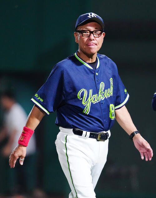 巨人対ヤクルト　8回裏開始前、選手交代を告げベンチに引き揚げるヤクルト池山隆寛監督（撮影・江口和貴）