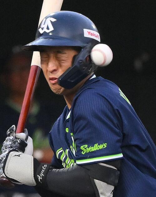 巨人対ヤクルト　2回表ヤクルト無死、頭部付近に死球を受ける松下歩叶（撮影・滝沢徹郎）