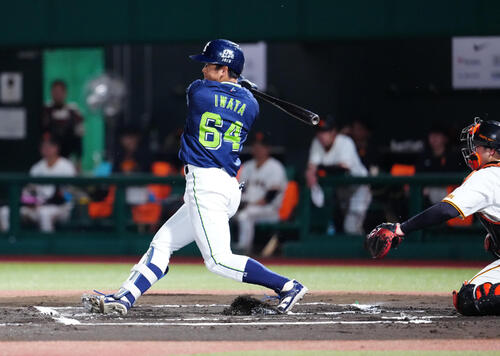 巨人対ヤクルト　6回表ヤクルト無死一塁、右前打を放つ岩田幸宏（撮影・江口和貴）