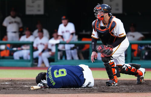 巨人対ヤクルト　2回表ヤクルト無死、頭部に死球を受けた松下歩叶（撮影・江口和貴）