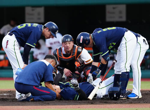 巨人対ヤクルト　2回表ヤクルト無死、頭部に死球を受けた松下歩叶（下）（撮影・江口和貴）