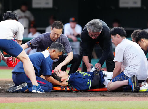 巨人対ヤクルト　2回表ヤクルト無死、死球を受け、頭部を固定される松下歩叶（撮影・江口和貴）