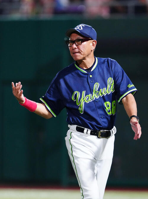 巨人対ヤクルト　6回裏開始前、選手交代を告げベンチに引き揚げるヤクルト池山隆寛監督（撮影・江口和貴）