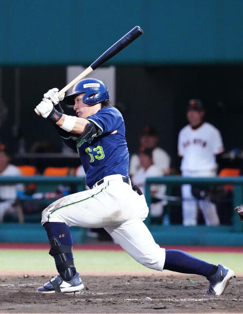 巨人対ヤクルト　3回表ヤクルト1死、左前打を放つ増田珠（撮影・江口和貴）