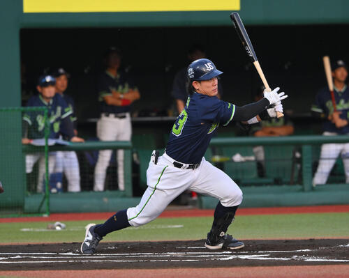 巨人対ヤクルト　1回表ヤクルト1死、長岡秀樹は右前打を放つ（撮影・滝沢徹郎）