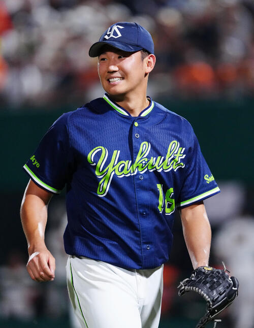 巨人対ヤクルト　5回裏終了後、ベンチに引き揚げるヤクルト先発の奥川恭伸（撮影・江口和貴）