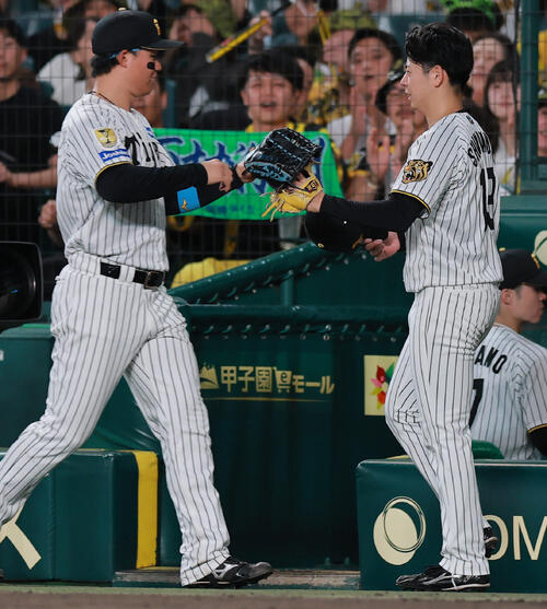 阪神対中日　5回を投げ終えた下村海翔（右）はベンチ前で森下翔太とタッチをかわす（撮影・上山淳一）