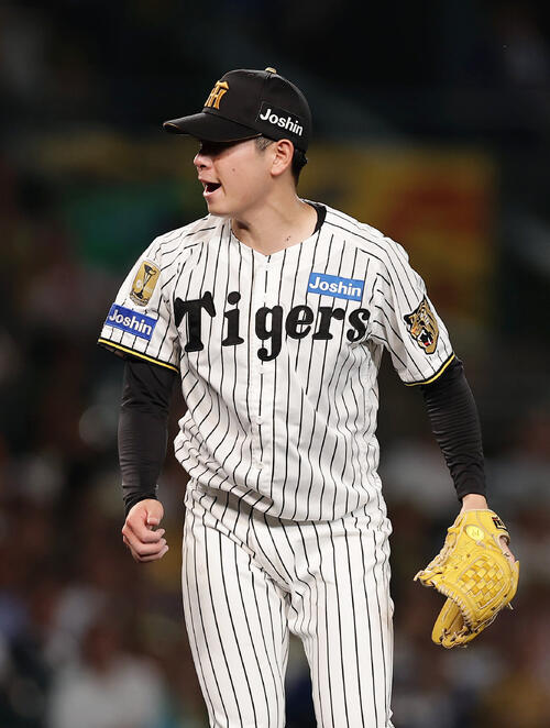 阪神対中日　5回表中日1死満塁、村松開人を空振り三振に仕留めた下村海翔（撮影・前田充）