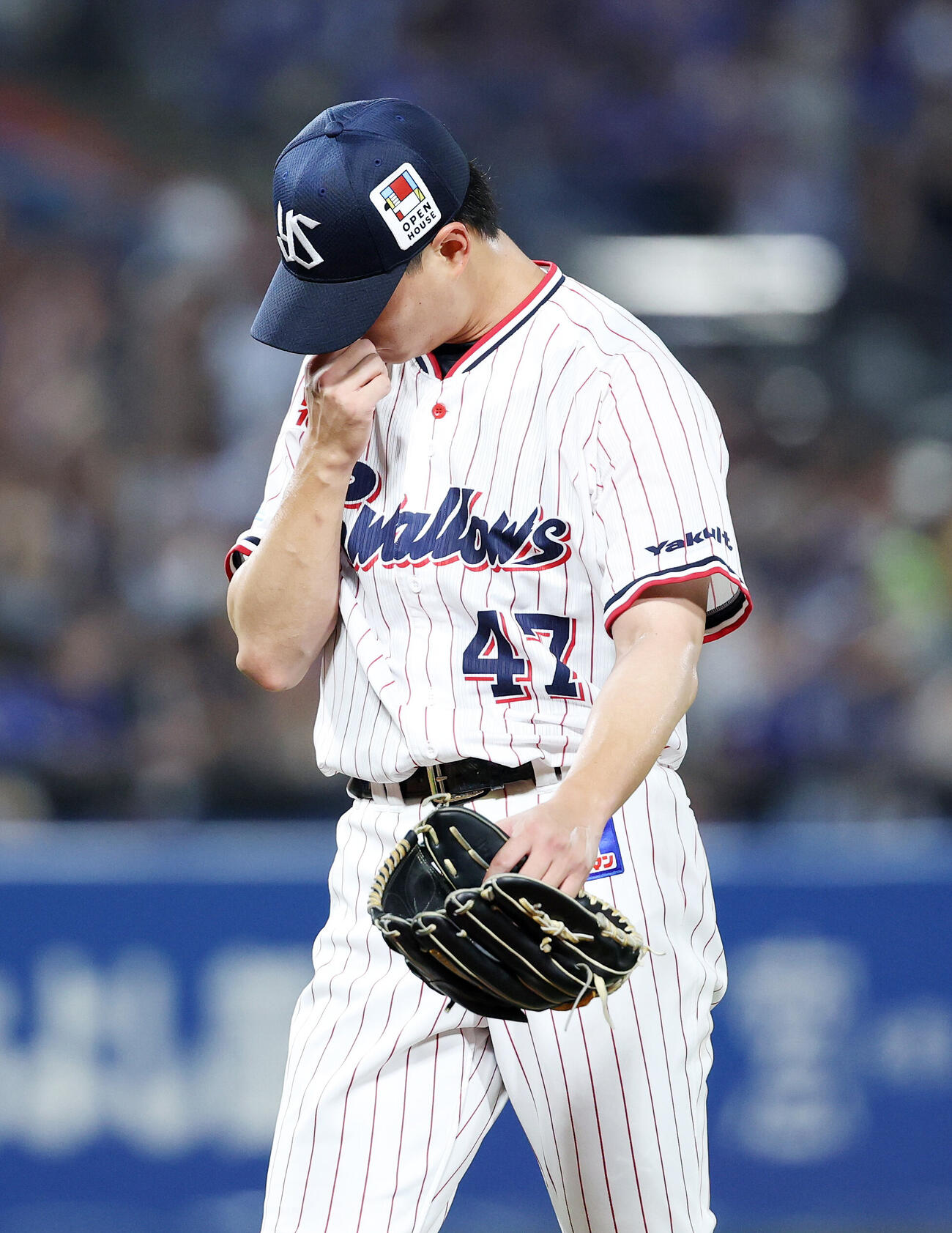 ヤクルト対DeNA 7回表、降板するヤクルト高橋奎二（撮影・鈴木正人）