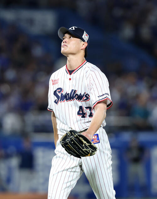 ヤクルト対DeNA 7回表、降板するヤクルト高橋奎二（撮影・鈴木正人）