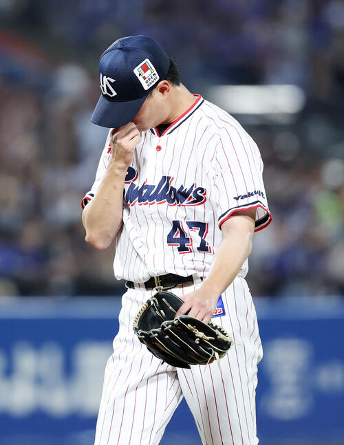 ヤクルト対DeNA 7回表、降板するヤクルト高橋奎二（撮影・鈴木正人）
