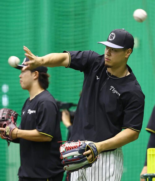 阪神対広島　キャッチボールをする佐藤輝明（撮影・上田博志）