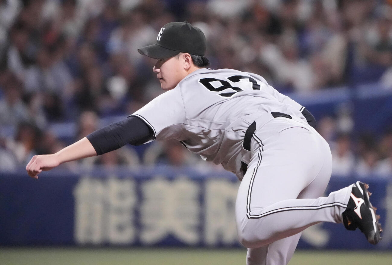 中日対巨人　1回裏、登板する巨人先発の井上温大（撮影・森本幸一）