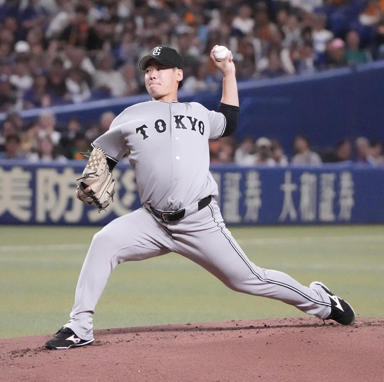 中日対巨人　1回裏、登板する巨人先発の井上温大（撮影・森本幸一）