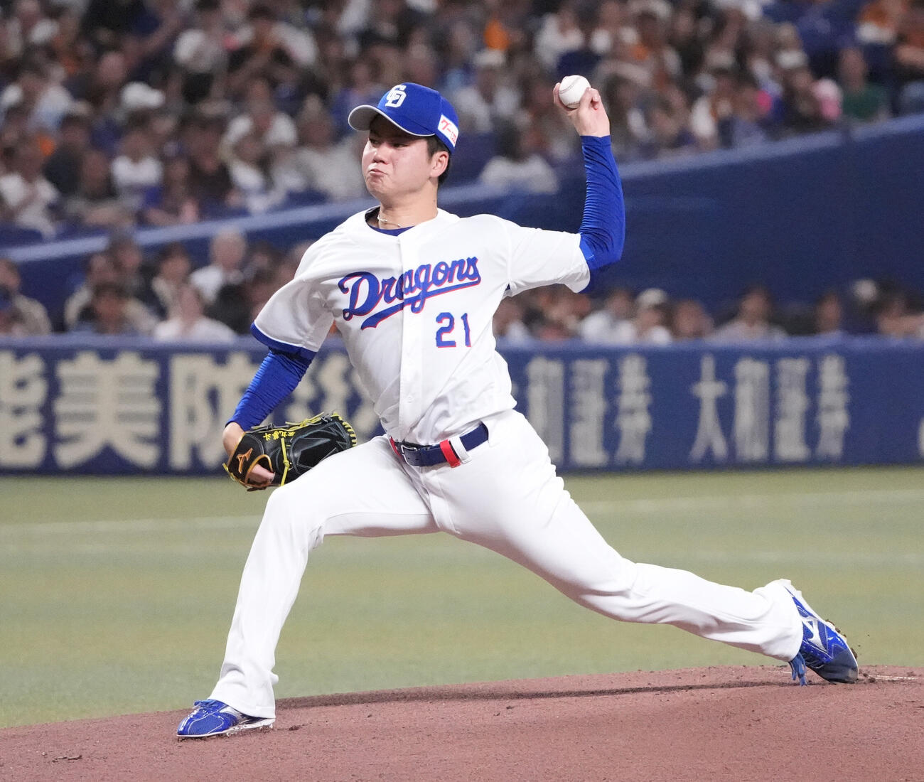 中日対巨人　1回表、登板する中日先発の金丸夢斗（撮影・森本幸一）