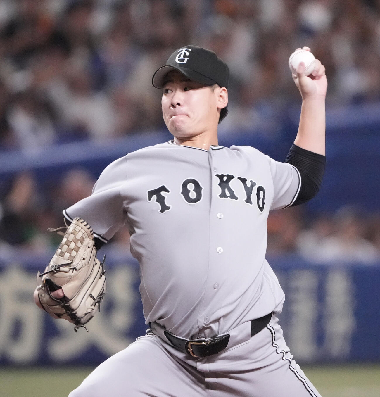 中日対巨人　1回裏、登板する巨人先発の井上温大（撮影・森本幸一）