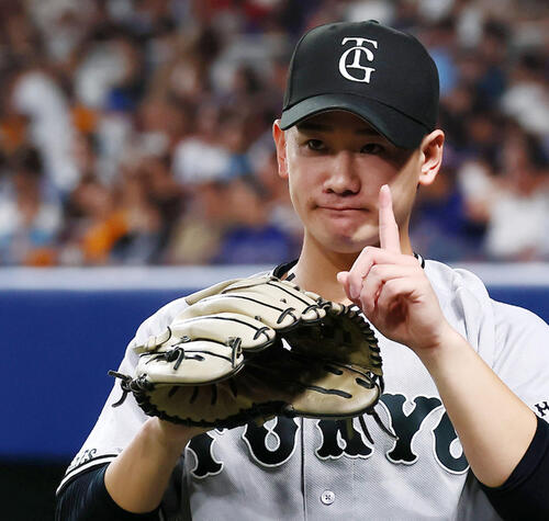 中日対巨人6回裏を前にキャッチボールする井上温大は人差し指を1本立てる（撮影・加藤哉）