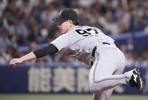 中日対巨人　1回裏、登板する巨人先発の井上温大（撮影・森本幸一）