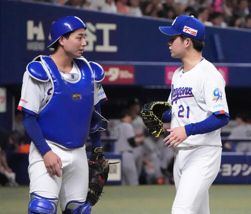 中日対巨人　5回表終了、言葉を交わしながらベンチへ戻る石伊雄太（左）と金丸夢斗（撮影・森本幸一）