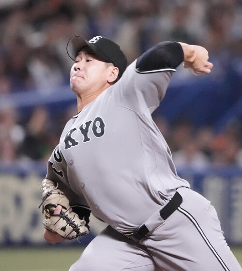 中日対巨人　1回裏、登板する巨人先発の井上温大（撮影・森本幸一）