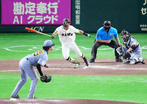 巨人対阪神　7回裏巨人2死一、二塁、内野安打でプロ初安打とする知念大成。投手高橋遥人（撮影・江口和貴）