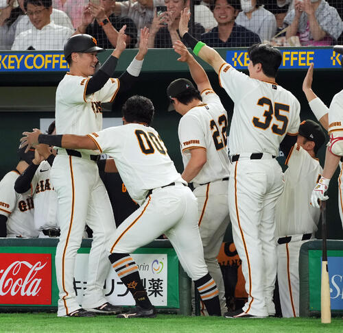 巨人対阪神　7回裏、勝ち越しの3点適時二塁打を放った代打坂本勇人（左）は、知念大成らナインの出迎えを受ける（撮影・たえ見朱実）